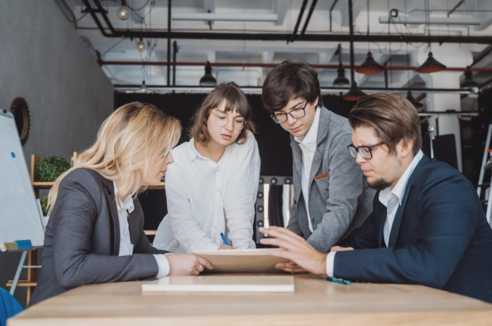 Session de coaching en groupe dans un environnement professionnel